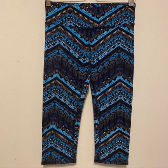 Alo Airbrushed Performance Seaport print Capris - Picture 12 of 12